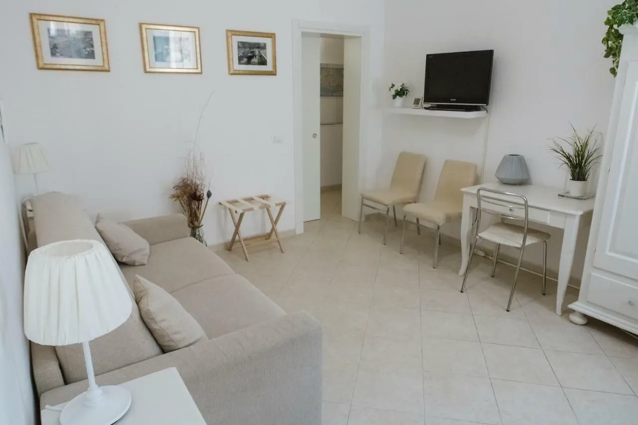 Venezia Biennale Bianco & Rosso Apartment 0*, Venice Italy