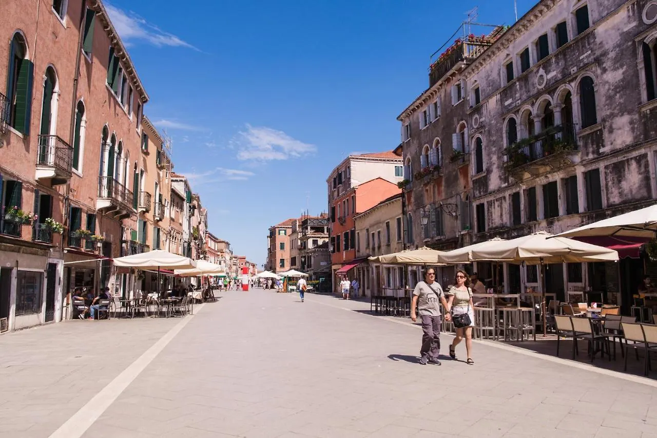 Venezia Biennale Bianco & Rosso Apartment  Venice