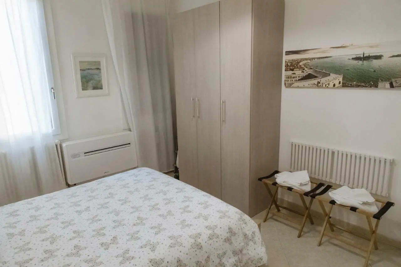 Venezia Biennale Bianco & Rosso Apartment Venice