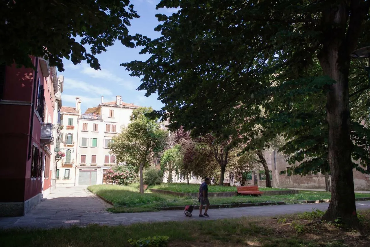 Venezia Biennale Bianco & Rosso Apartment
