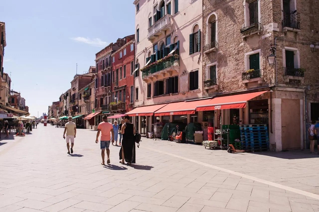 Venezia Biennale Bianco & Rosso Apartment Italy