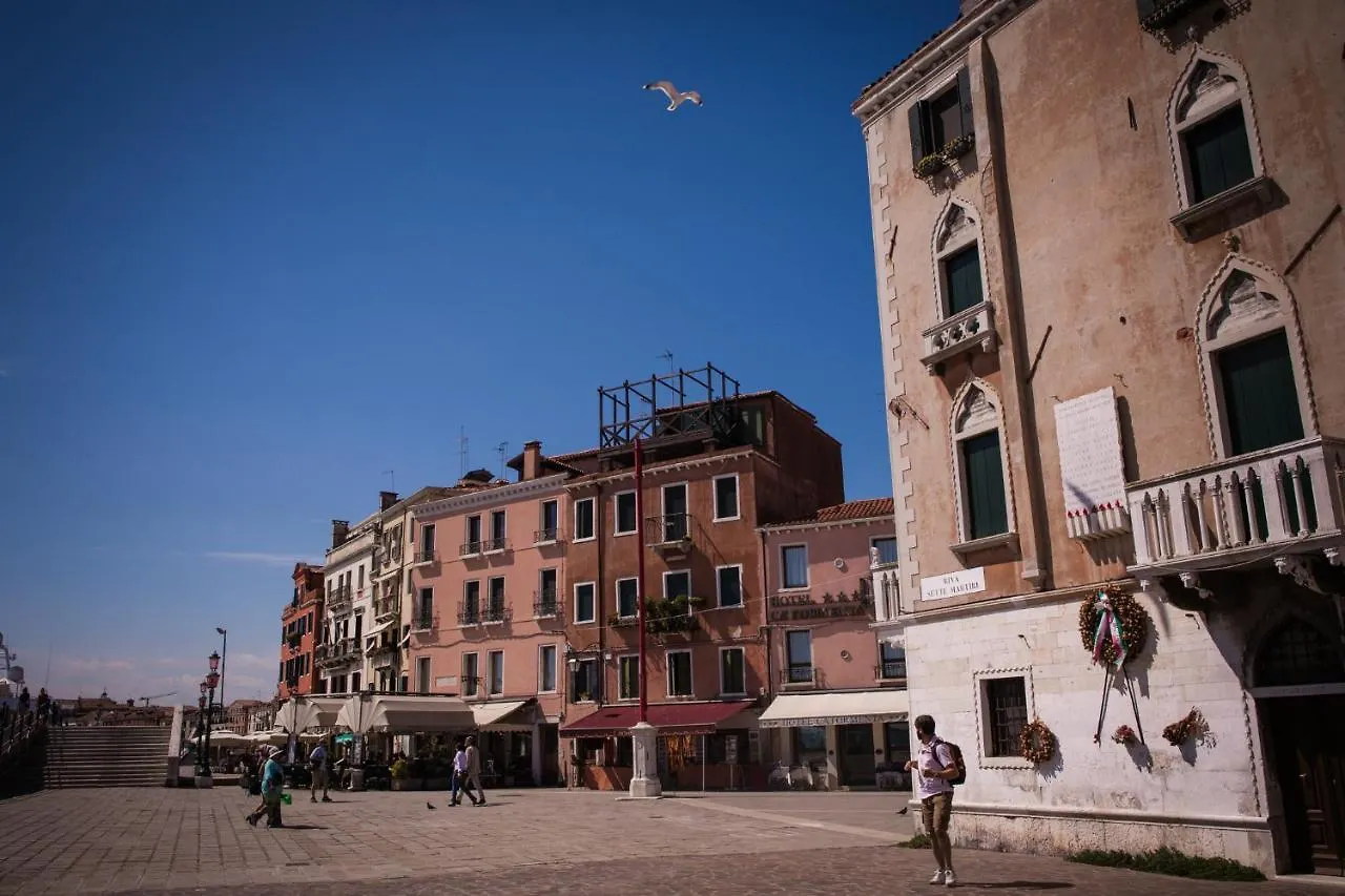 Venezia Biennale Bianco & Rosso Apartment Italy